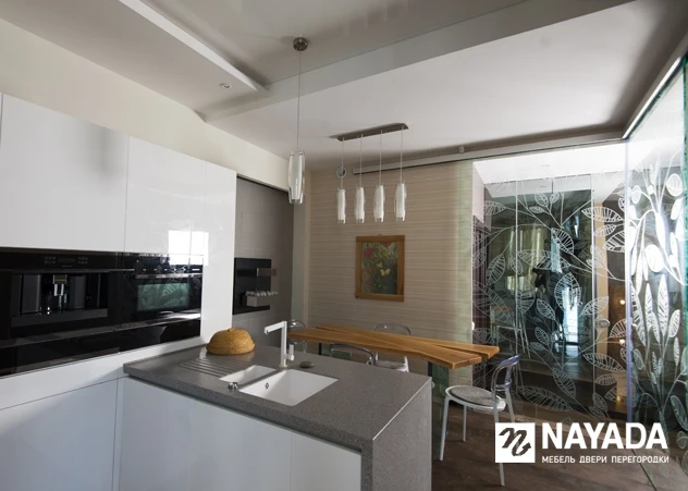 Разделение кухни и гостиной с помощью перегородки