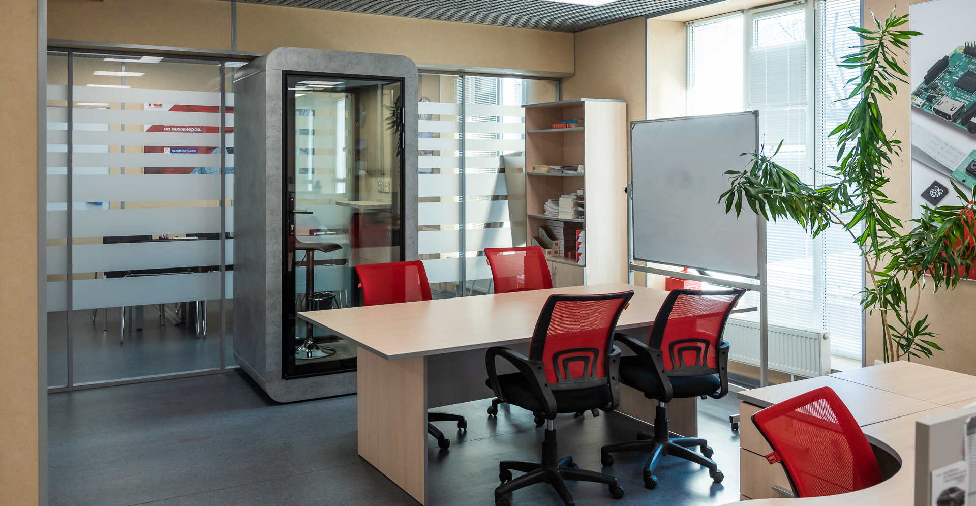 Фото проекта: Nayada установила акустическую переговорную кабину SP2 в офисе ЮЕ-Интернейшнл. Изображение № 1